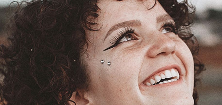 Guía del Piercing Anti-Ceja: Joyas y Tips para Cuidados