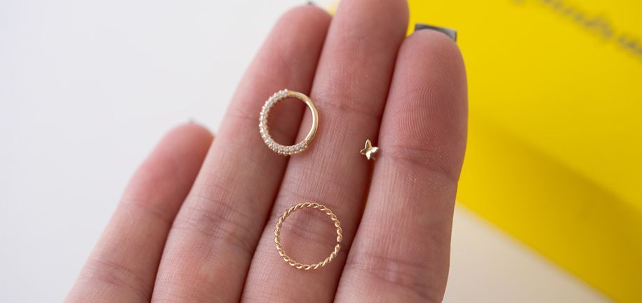 Todo lo que Necesitas Saber Sobre los Piercings de Oro Circón