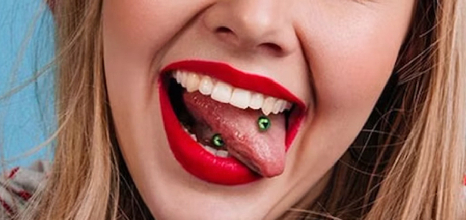 Piercings En La Lengua Al Descubierto: Descubre Su Procedimiento, Dolor y Opciones De Joyas