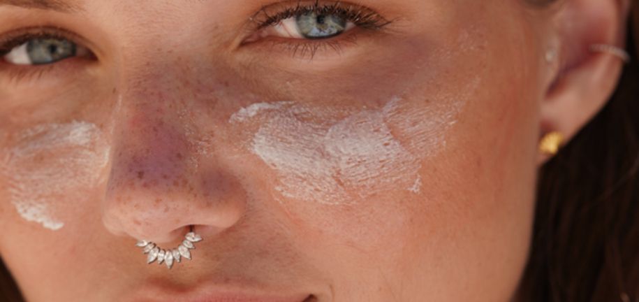 La Guía Esencial para Lucir Joyas para Piercing en la Playa: ¿Ponérselas o No Ponérselas?