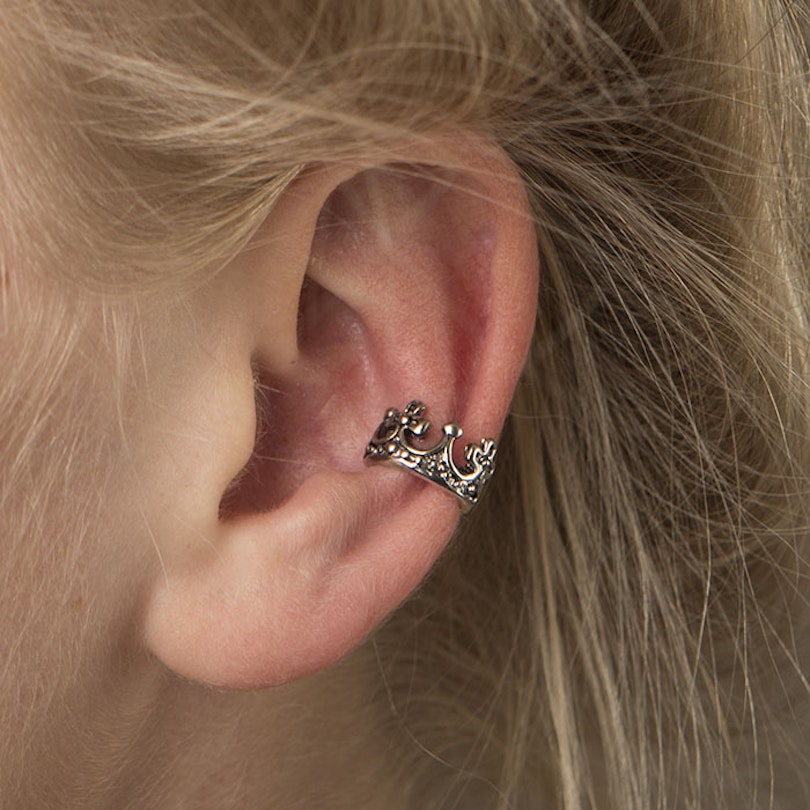 Ear cuff con diseño de corona