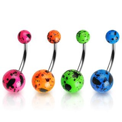 Piercing para el ombligo con salpicaduras negras