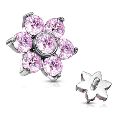 Joya microdermal con brillantes que forman una flor.