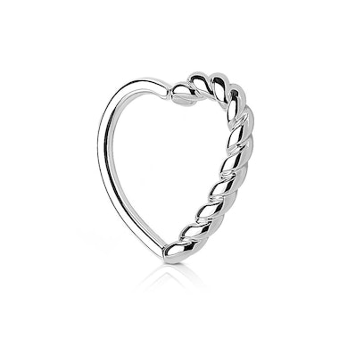 Aro para la oreja en forma de corazón con lado trenzado