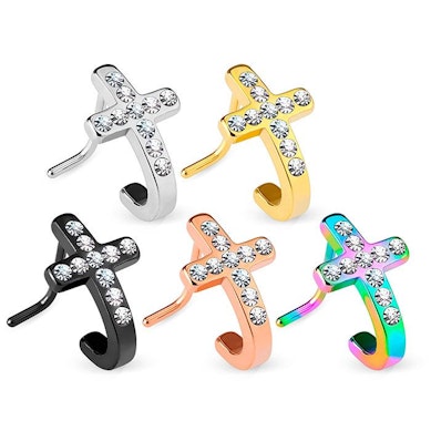 Piercing para la nariz en forma de cruz con brillantes incrustados.