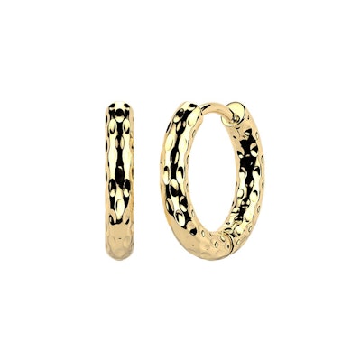 Par de aros huggie con acabado martillado