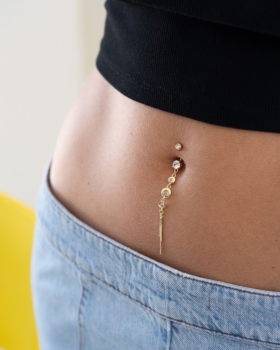 Piercing para el ombligo con elegante colgante de discos