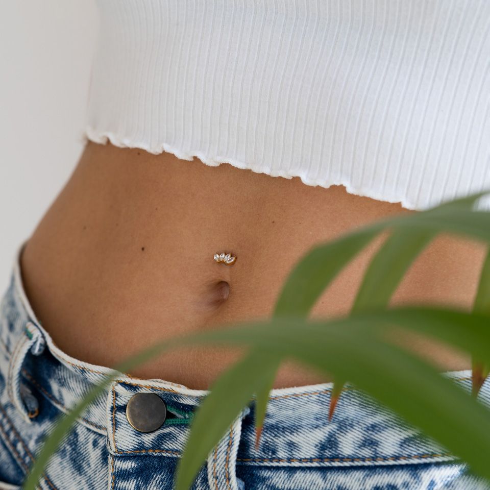 Piercing para el ombligo de titanio con piedras de corte marquise