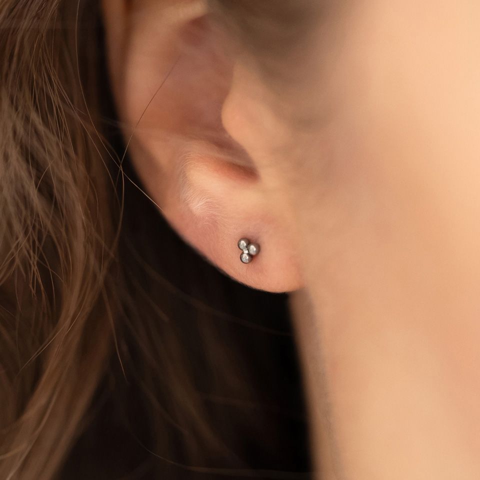 Labret push-in de titanio con bolitas en triángulo