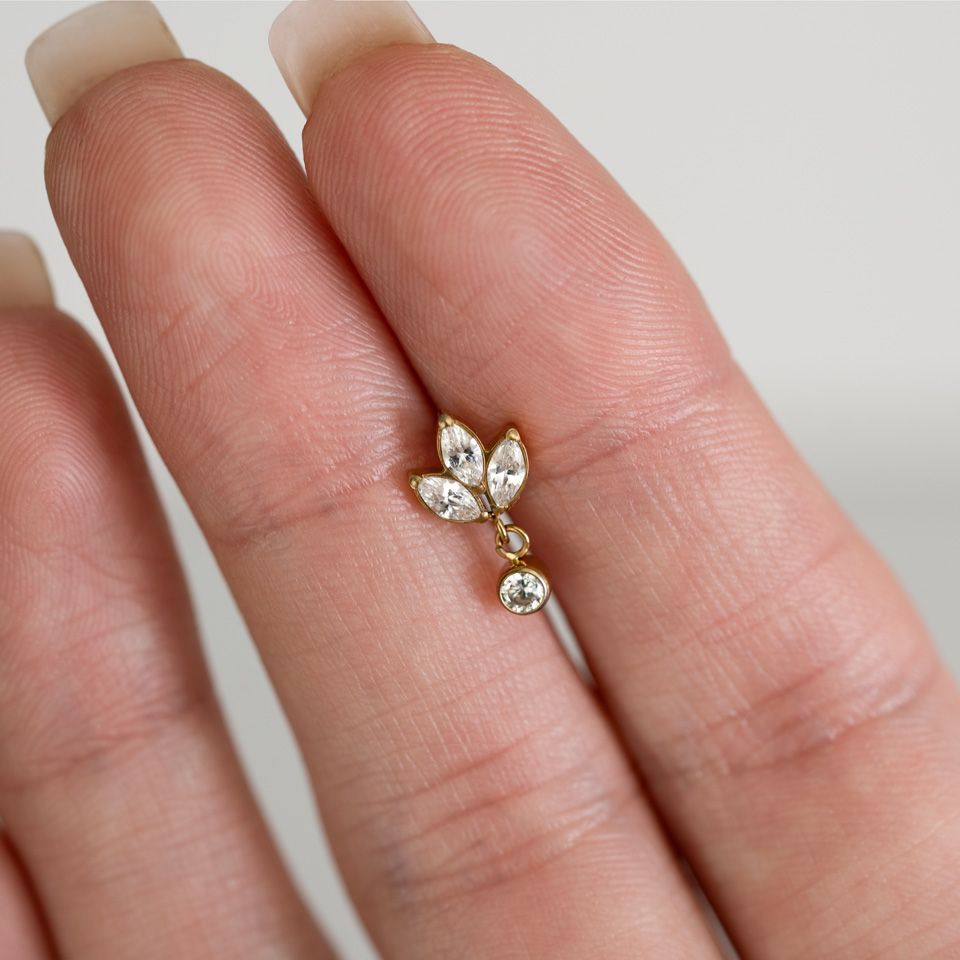 Labret de titanio con flor de lotus y colgante con piedra