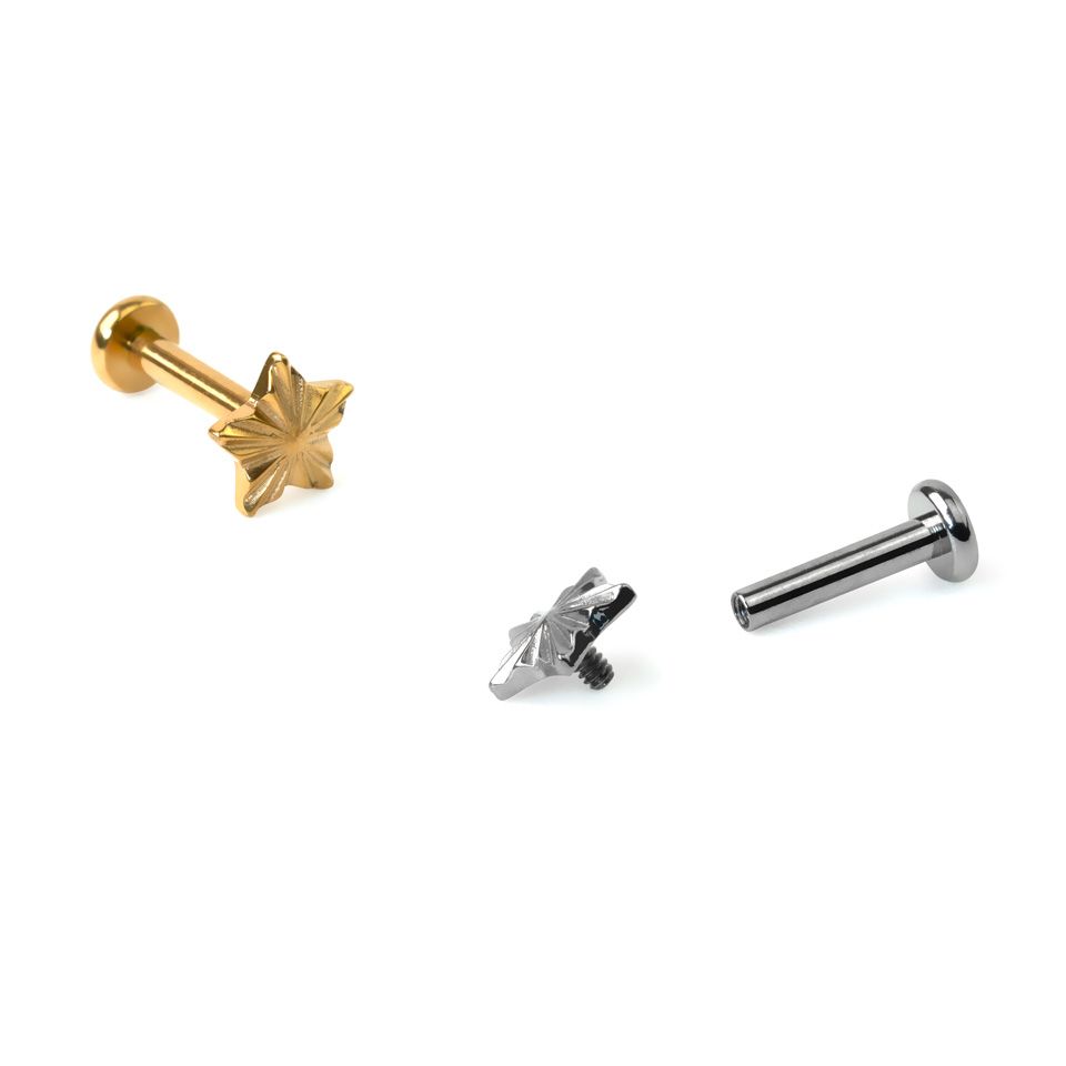 Labret de titanio en forma de estrella con relieve