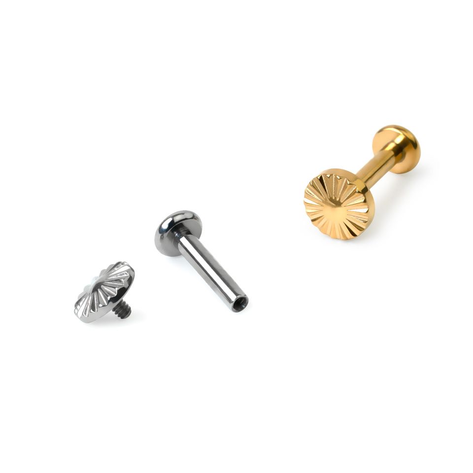 Sofisticado labret de titanio con relieve de diamante