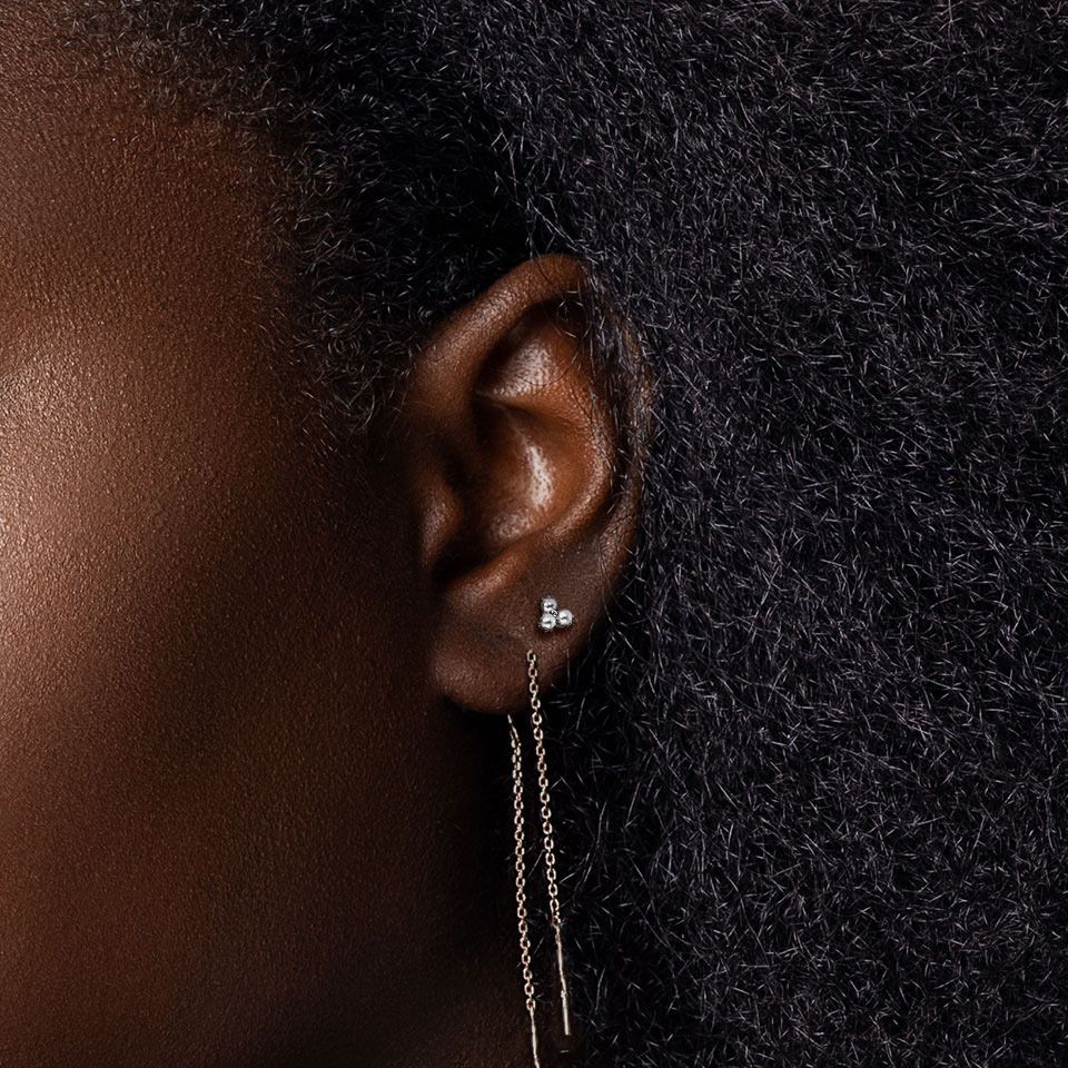 Delicado labret con trío de perlas sintéticas