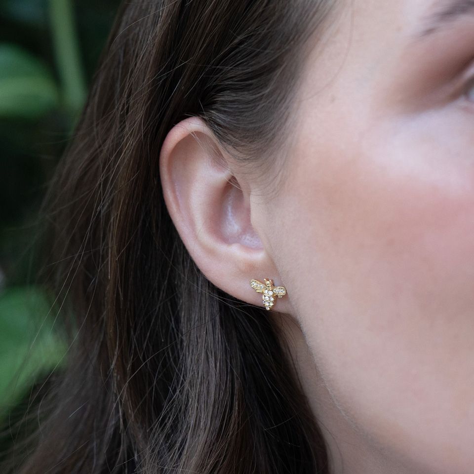 Labret con rosca interna y abeja empedrada