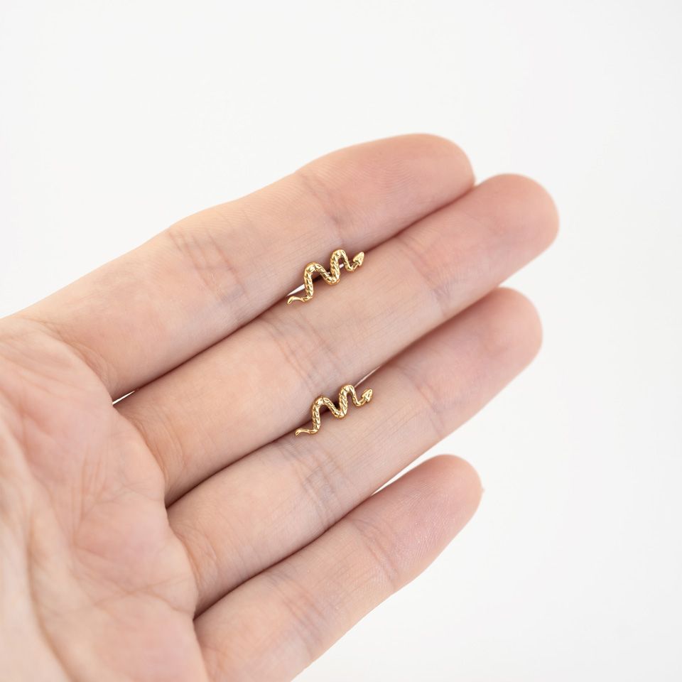 Labret push-in de titanio con serpiente