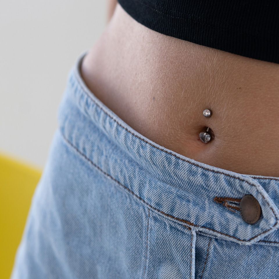 Piercing para el ombligo con brillante en forma de corazón