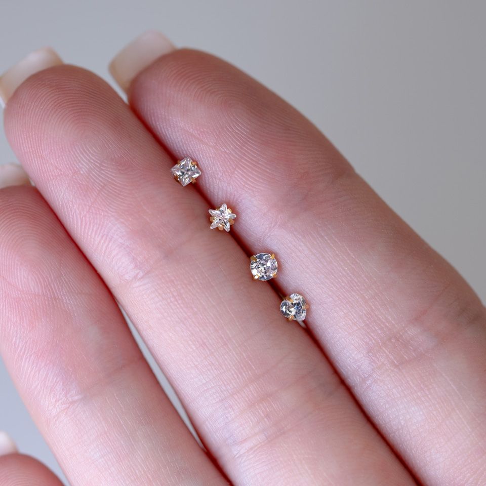 Piercing para la nariz con distintos diseños de circonita y colores