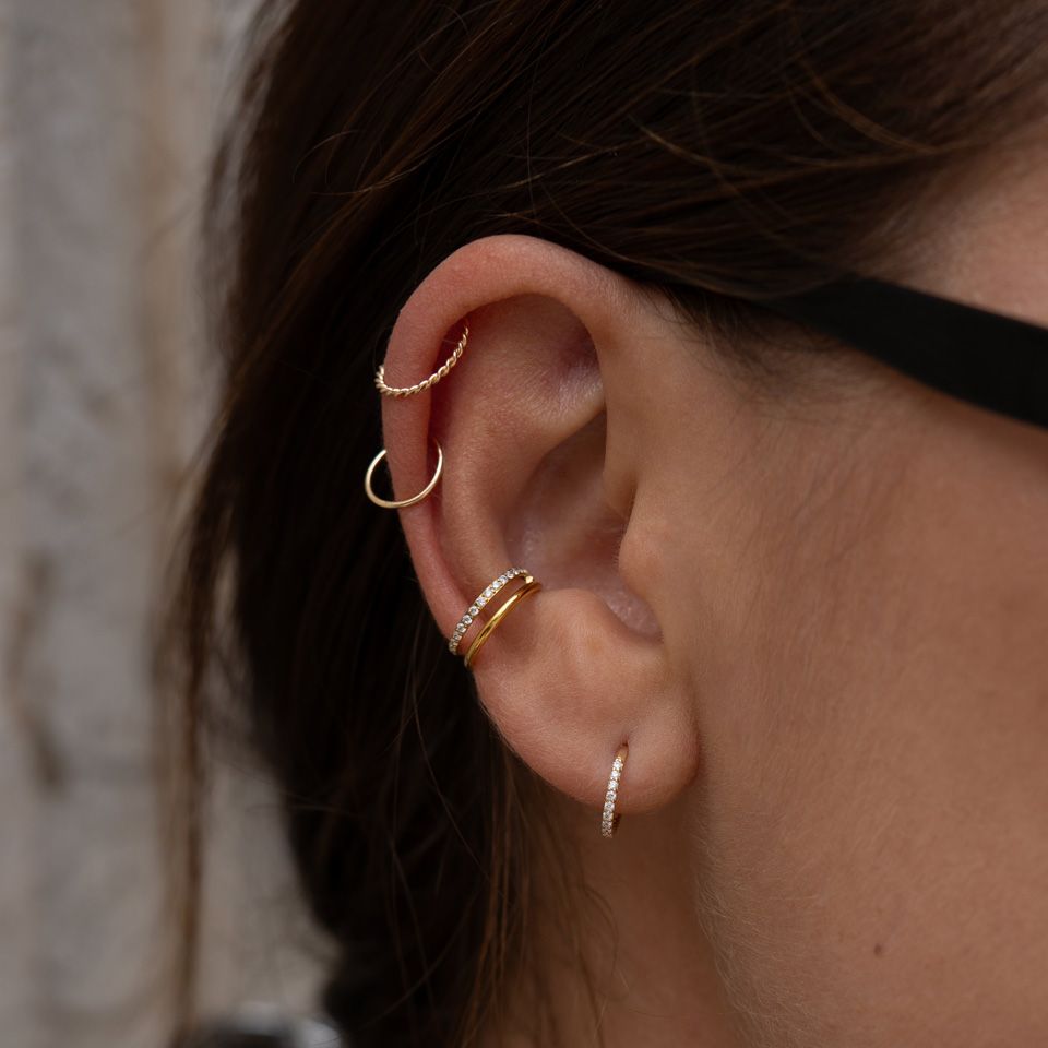 Aro sin fin simple de diseño trenzado en oro de 14 quilates