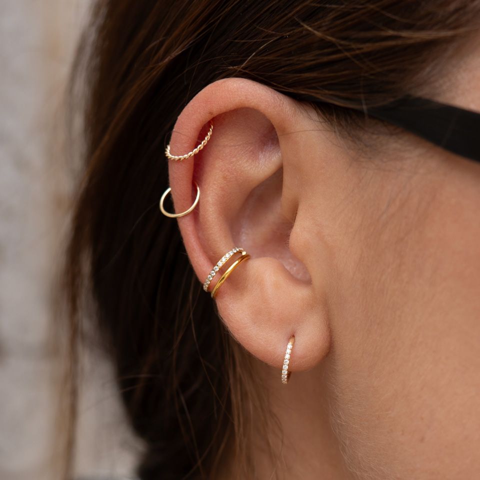 Aro con bisagra en oro 14 quilates con brillantes incrustados