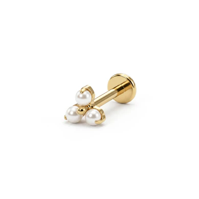 Delicado labret de titanio con trío de perlas