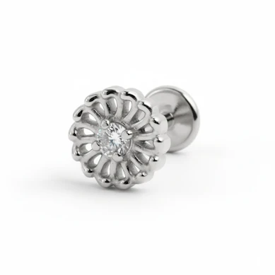 Elaborado labret de titanio en flor