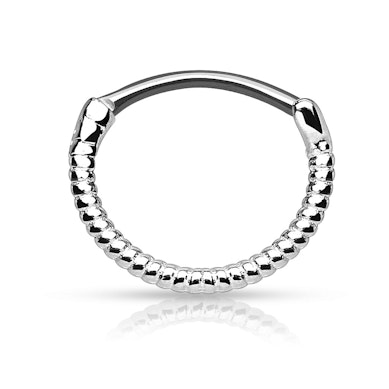 Piercing para el septum con diseño de espiral alrededor del aro