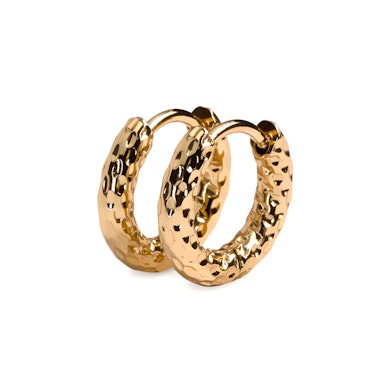 Par de aros huggie con acabado martillado