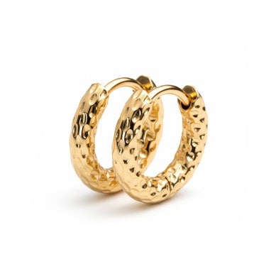 Par de aros huggie con acabado martillado