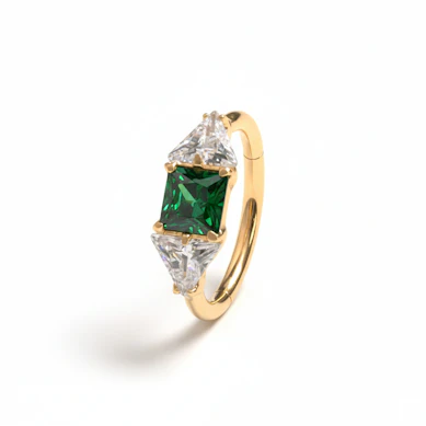 Aro de titanio con piedra verde en el centro