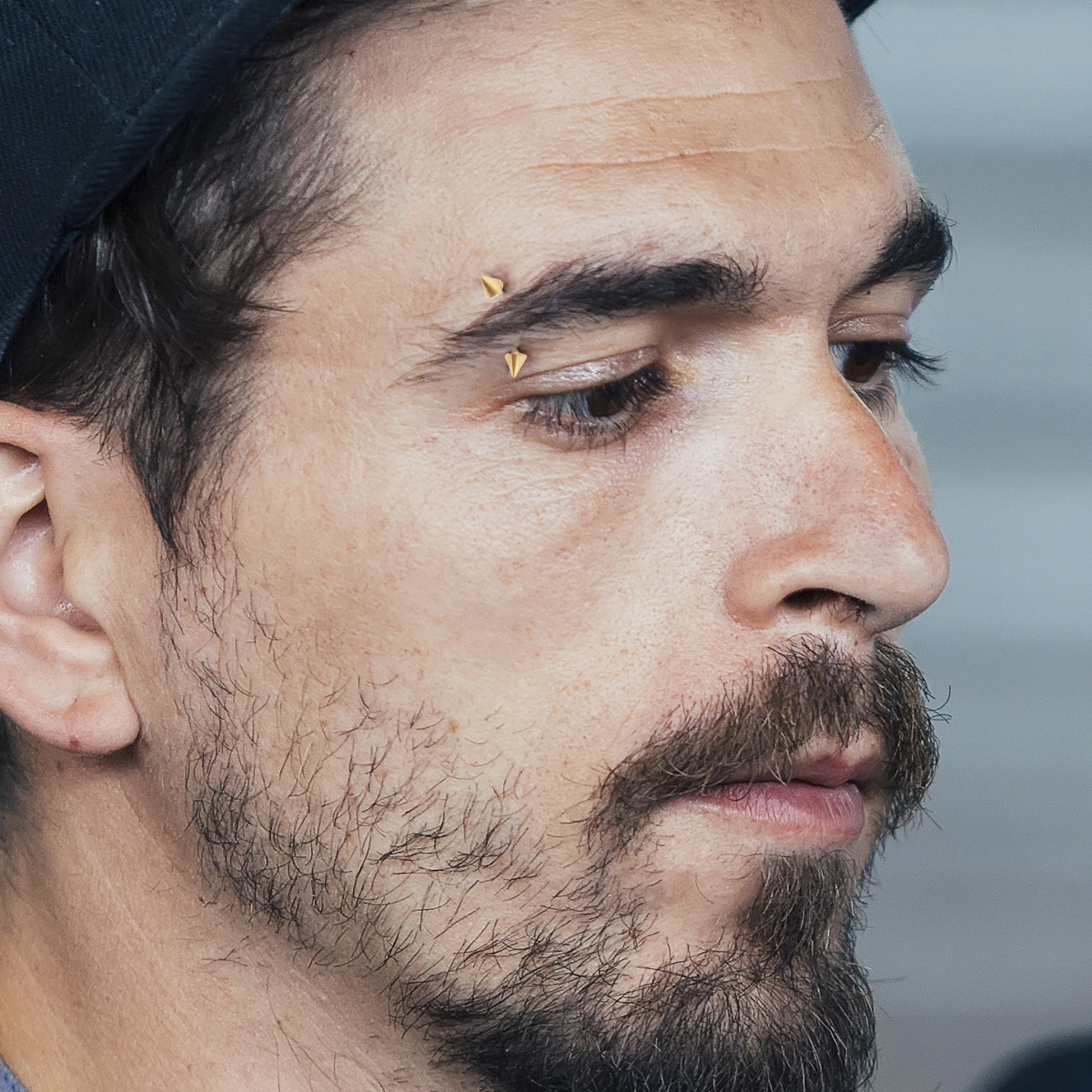 Barra curvada chapada en oro con pinchos