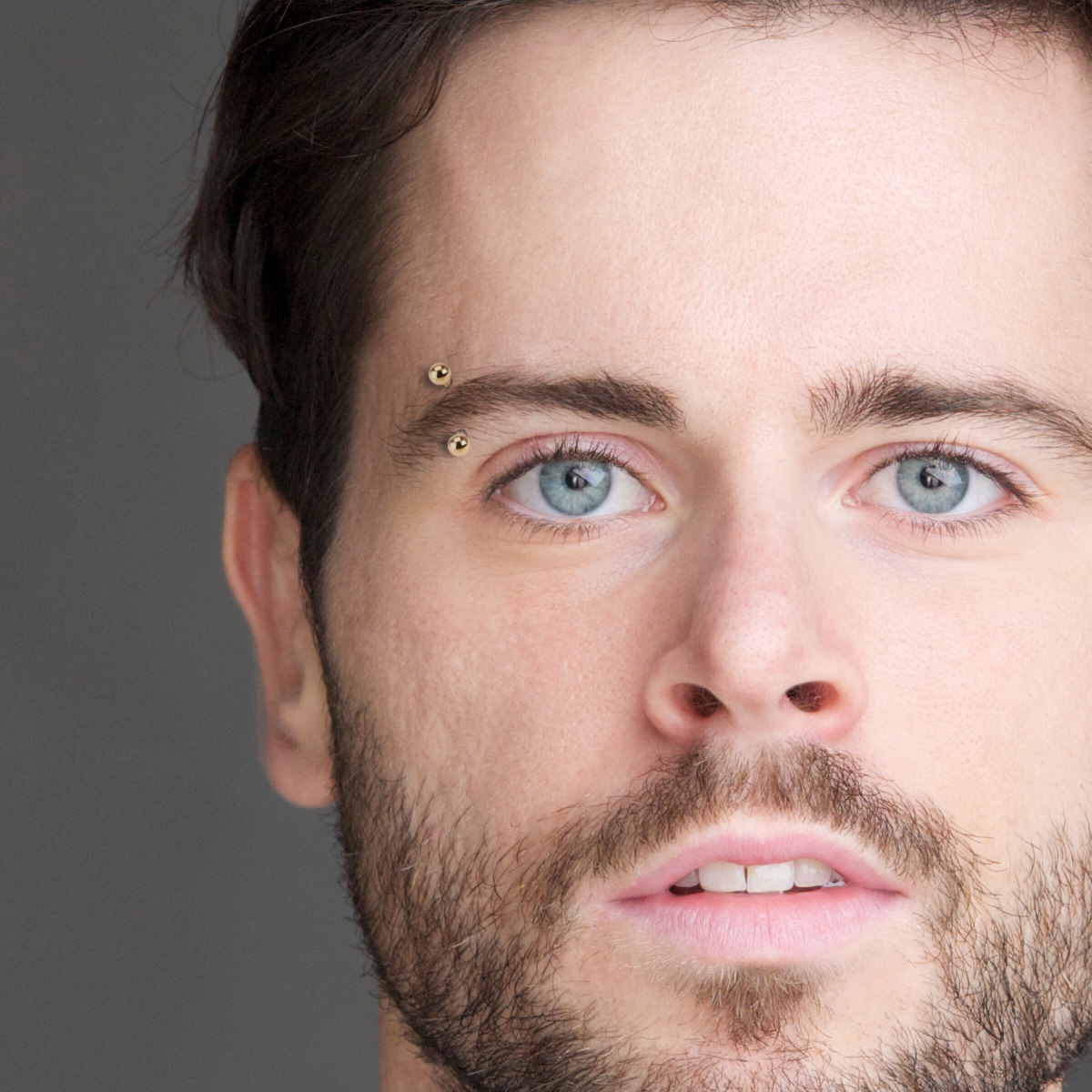 Barra curvada chapada en oro rojo