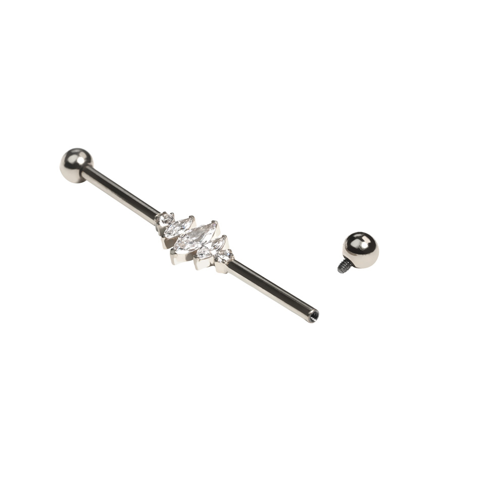 Barra industrial de titanio con piedras en corte marquise