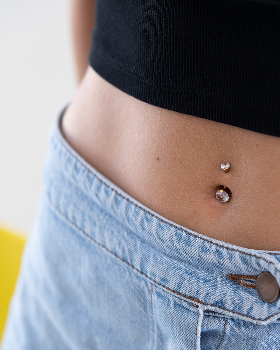 Piercing para el ombligo con circonitas grandes en sus bolas superior e inferior