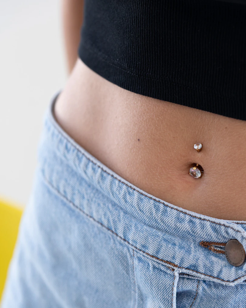 Piercing para el ombligo con circonitas grandes en sus bolas superior e inferior