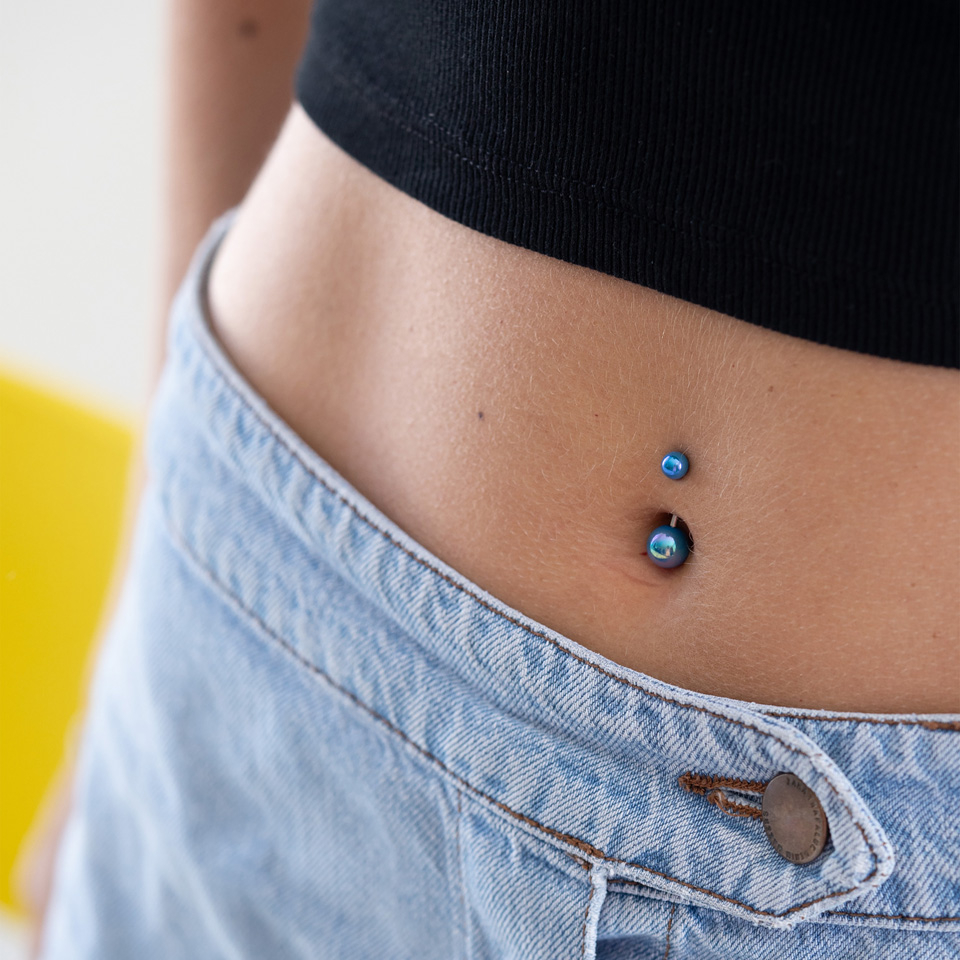 Piercing para el ombligo con bolas metálicas