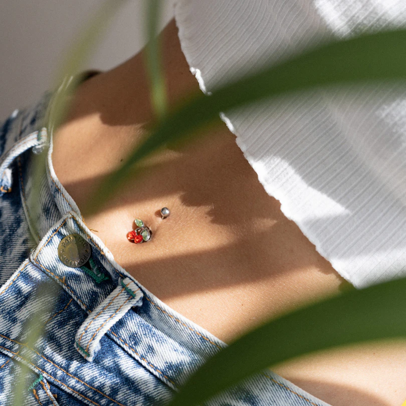 Piercing para el ombligo con cerezas de brillantes rojos