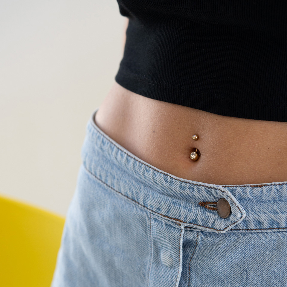 Piercing para el ombligo chapado en oro con brillante