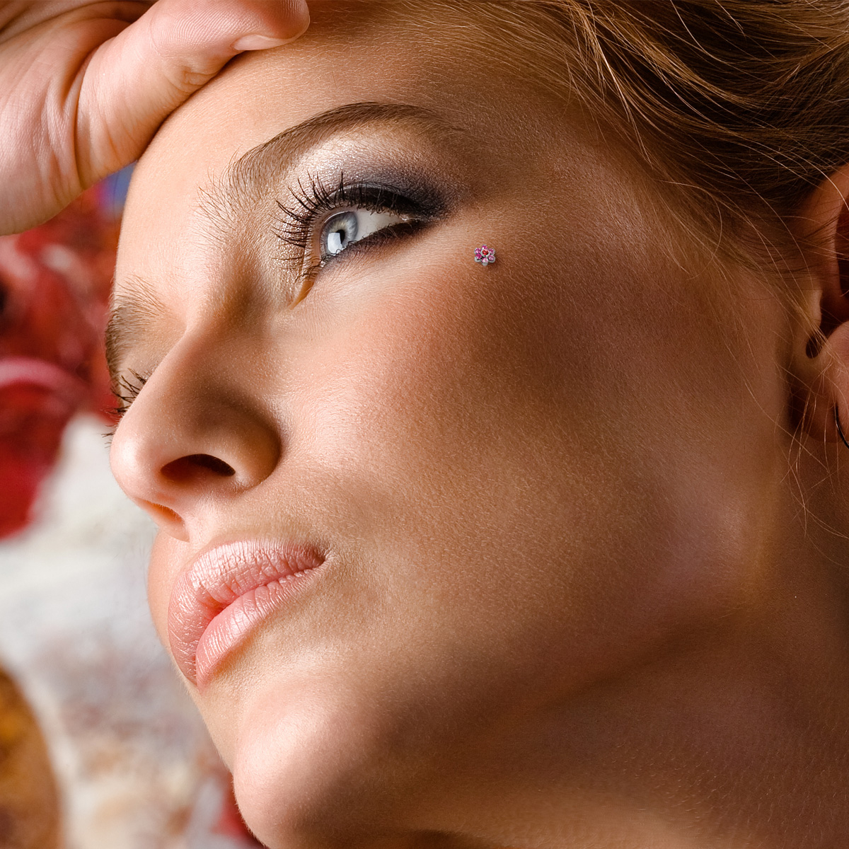 Joya microdermal con brillantes que forman una flor