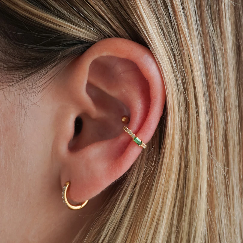 Ear cuff con piedra verde