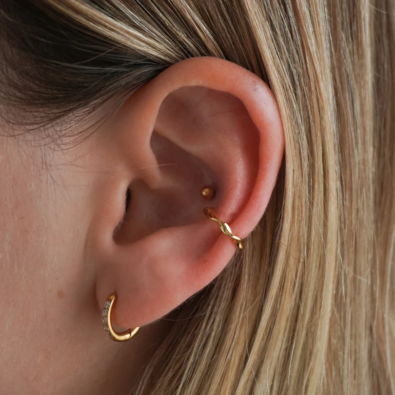 Ear cuff minimalista con torsión