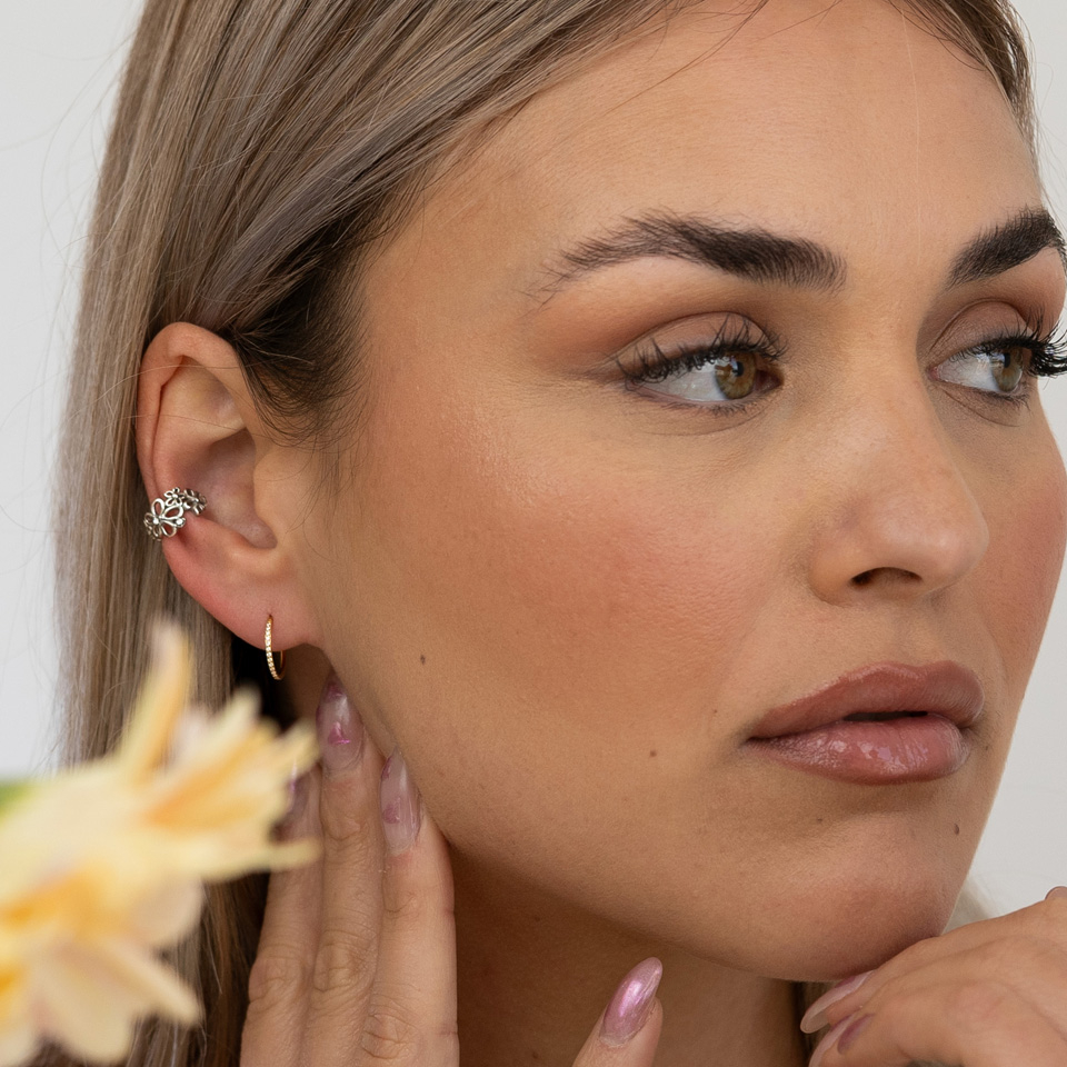 Ear cuff con flores en acero quirúrgico