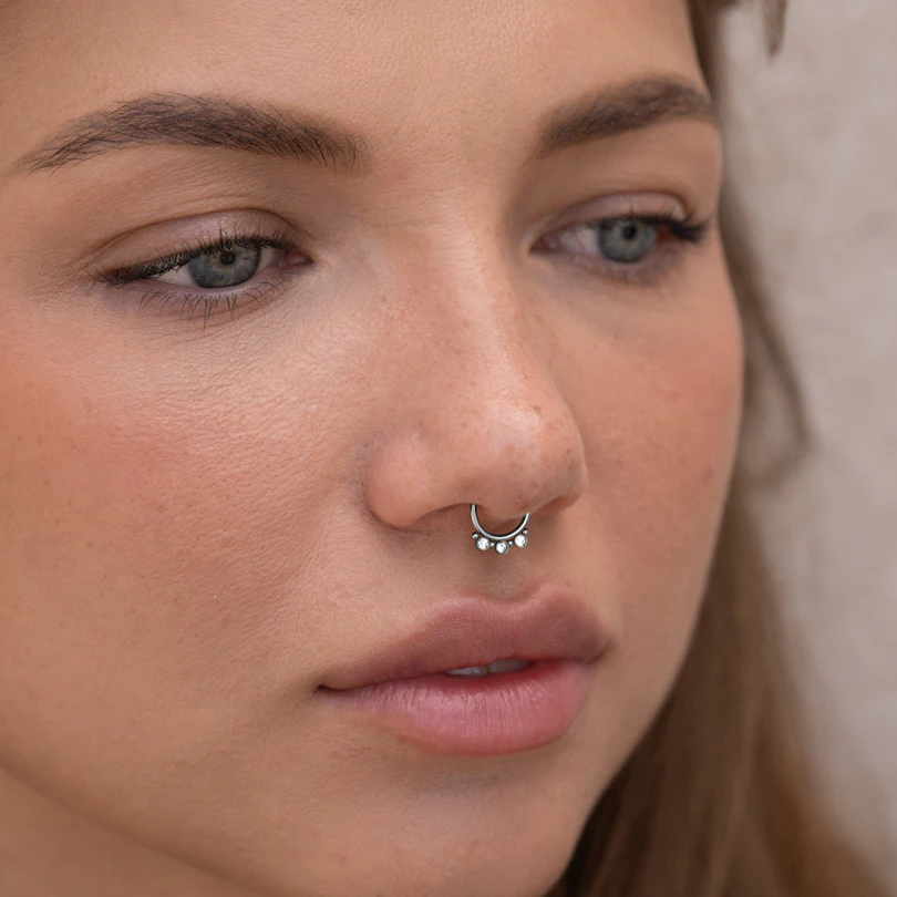 Aro falso para el septum con tres brillantes y bolitas