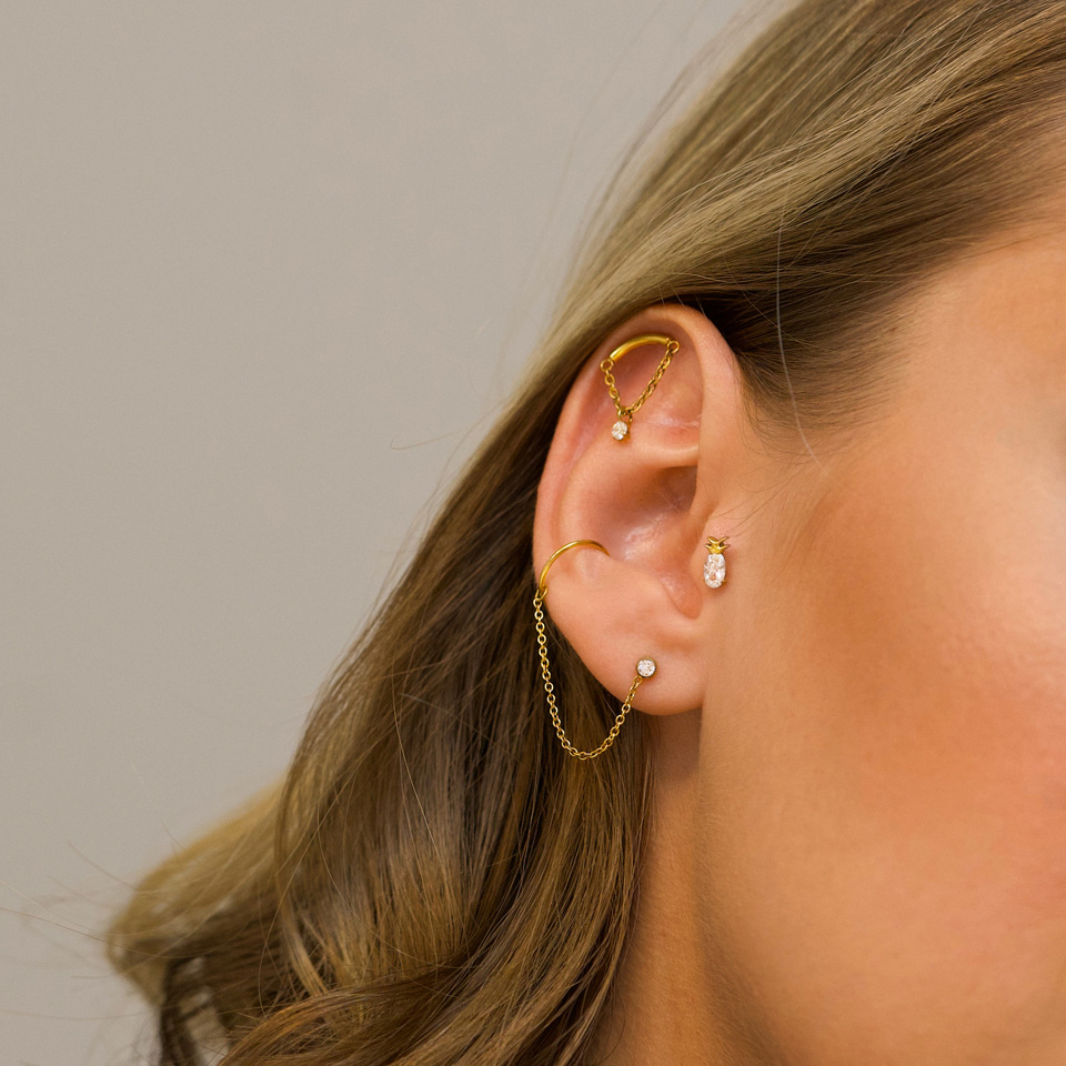 Labret con barra curvada y cadena con piedra colgante