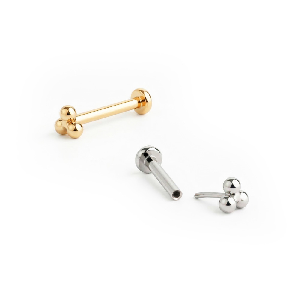Labret push-in de titanio con bolitas en triángulo