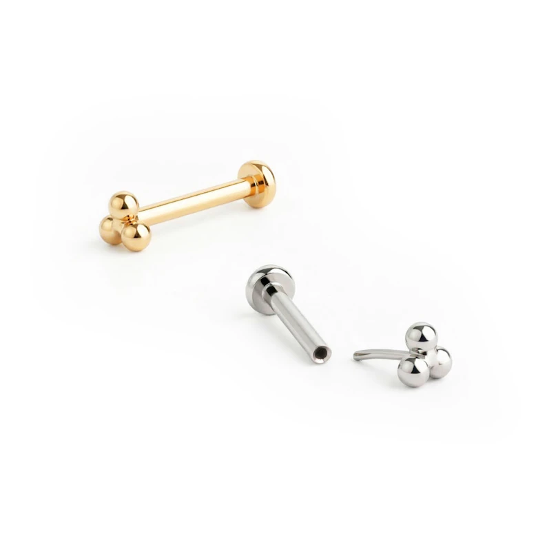 Labret push-in de titanio con bolitas en triángulo