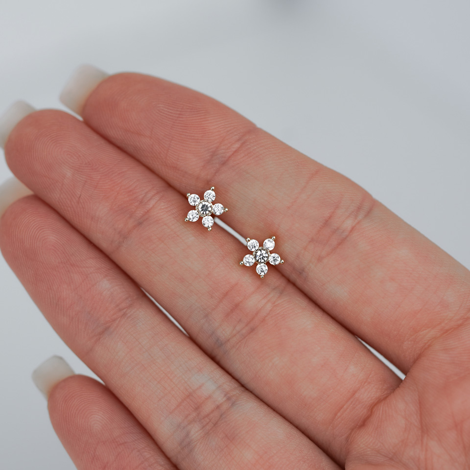 Labret con rosca interna y flor empedrada