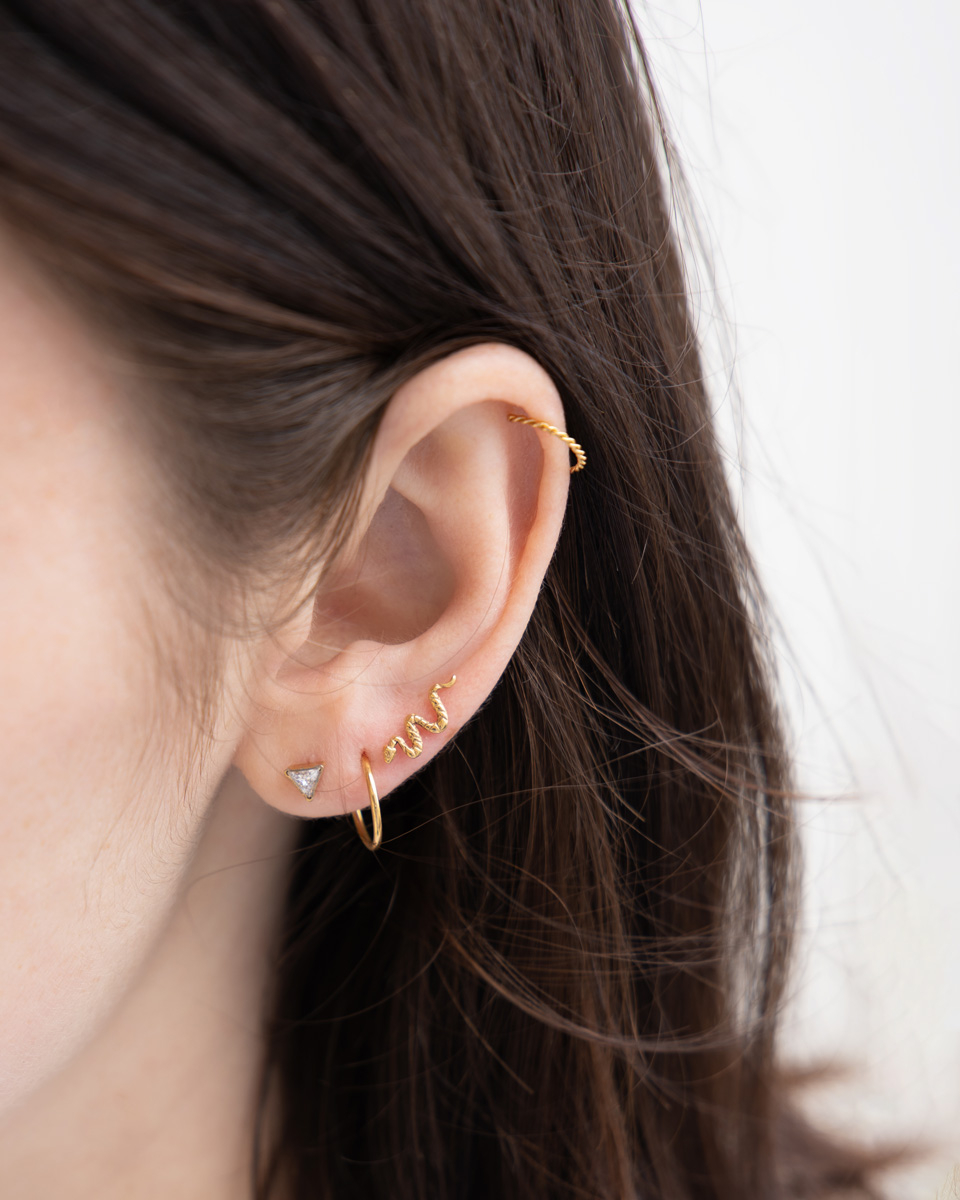 Labret de titanio de rosca interna con piedra triangular