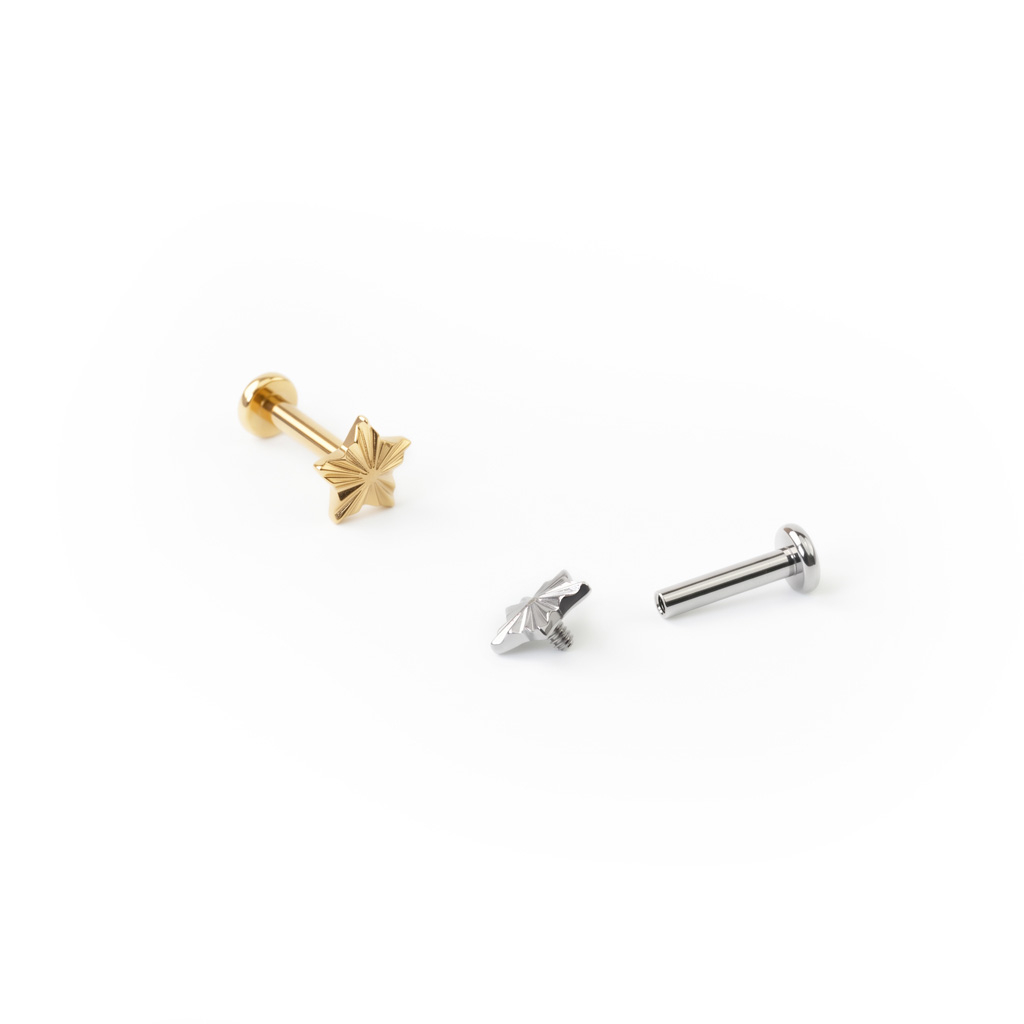 Labret de titanio en forma de estrella con relieve