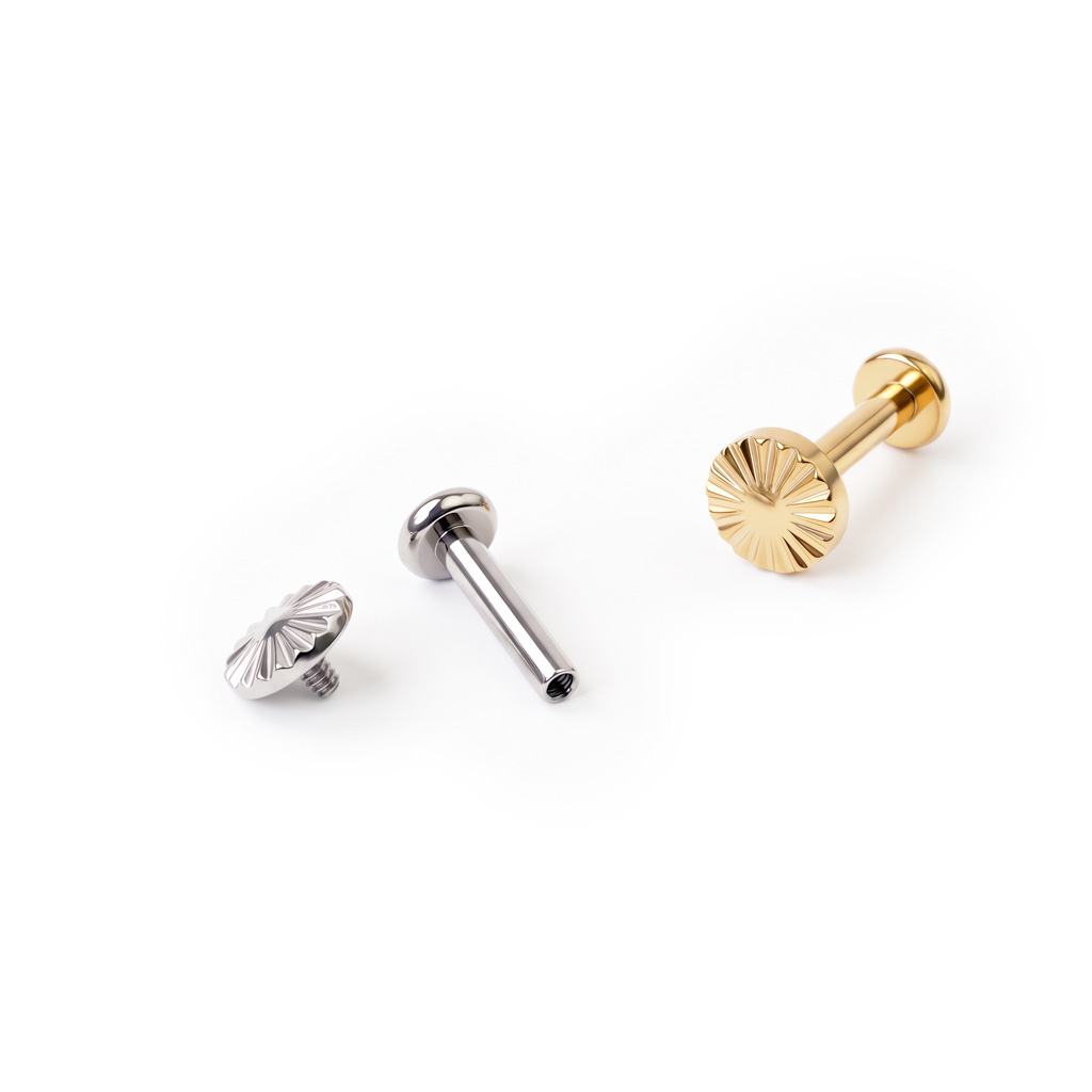 Sofisticado labret de titanio con relieve de diamante