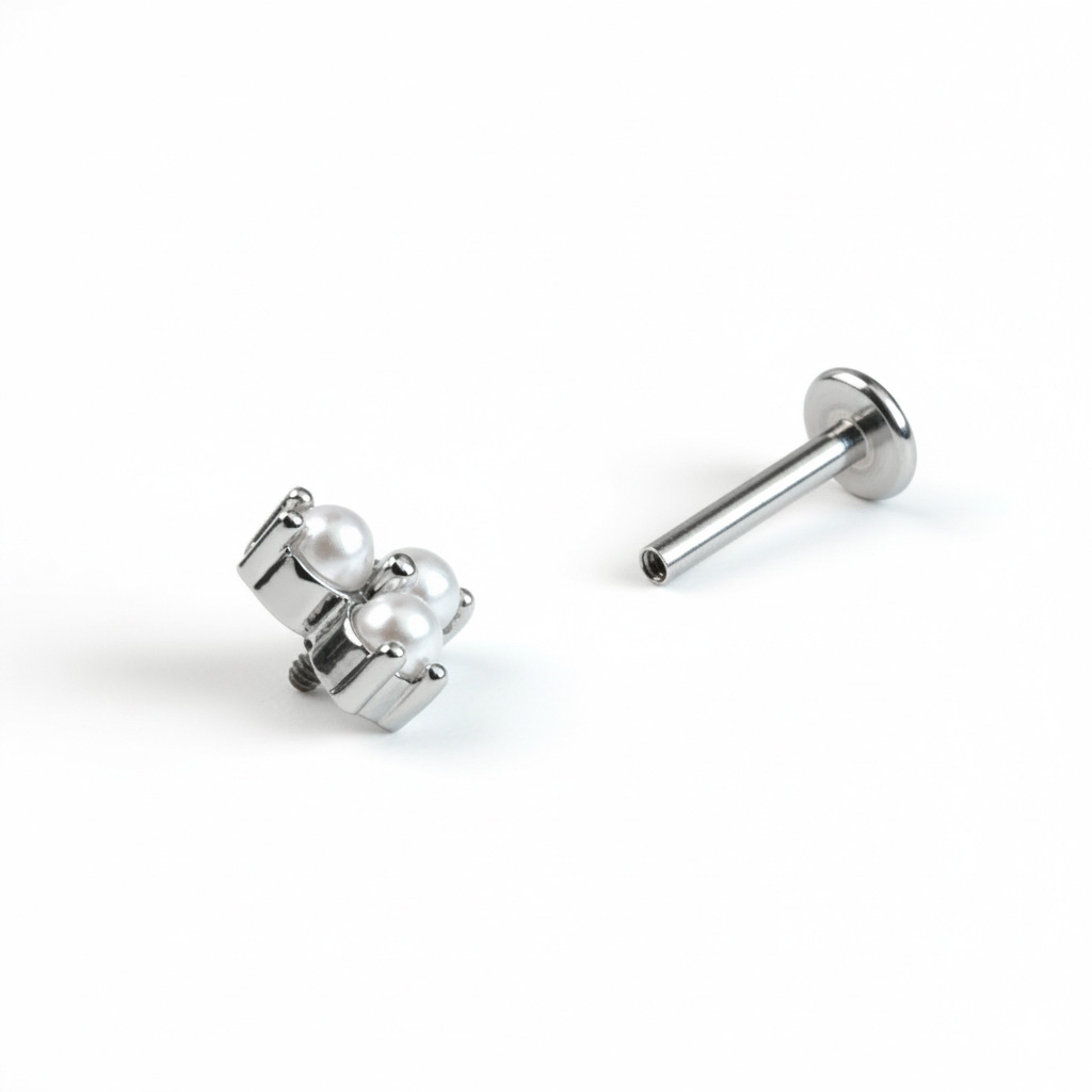 Delicado labret con trío de perlas sintéticas